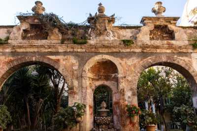 Bari: scaloni decorati, colonne doriche, un raro giardino pensile. Sono i tesori di Palazzo Gironda